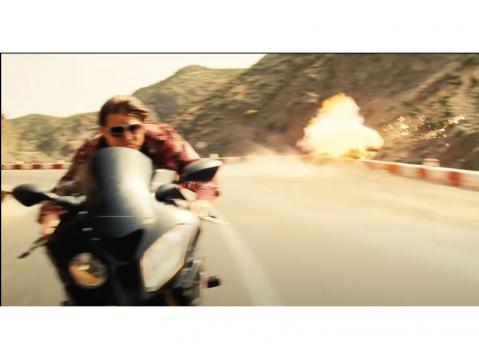 Tom Cruise, Mission Impossible: Roque Nation. Leffassa on todella hienosti toteutettu mp-takaa-ajokohtaus.