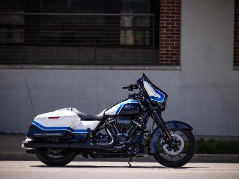 Harley-Davidson Street Glide Specia Arctic Blast Limited Edition -erikoismaalipinnalla.