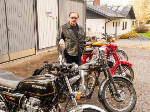 Juha Valkkio ja osa hänen moottoripyöräkokoelmastaan.