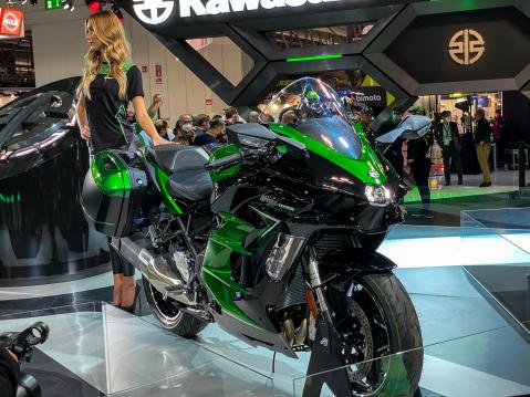 Vuosimallin 2022 Kawasaki Ninja H2 SX SE EICMA:n julkistustilaisuudessa.