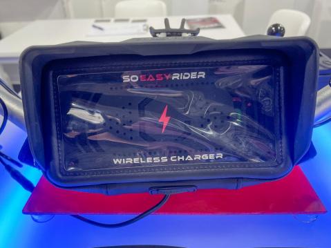 SO EASY RIDER QI Wireless Charger, lataa puhelinta ajon aikana.