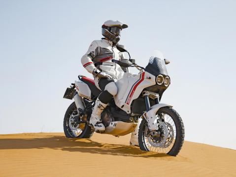 Ducati DesertX vuosimallia 2022.