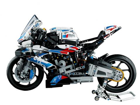 Lego Technic BMW M 1000 RR rakennussarjan tuotos.