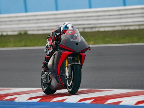 Ducatin MotoE MM-sarjan prototyyppi Misanon radalla. Kuskina Ducatin oma testikuljettaja Michele Pirro.