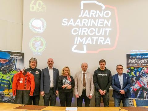 Myös Riku Routo osui paikalle Lahden Moottoripyörämuseon kokoelmiin kuuluvan Jarno Saarisen ajoasun kera.