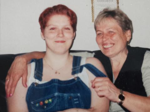 Marjo ja äitinsä Rauha-Irmeli Laine kesällä -99. Kuva: Samuel Laine