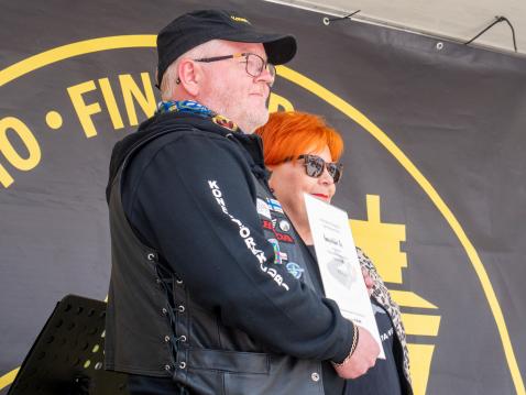 Koenpyöräklubi ry. oli yksi Motoristien kriisipalvelun kunniakirjan saaneista. Kuvassa Raimo Kallio ja Marja Suominen.
