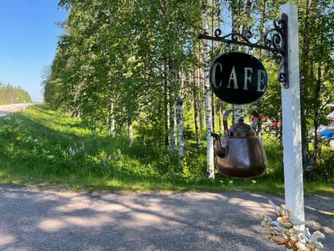 Vanhan Pihlajan taidekahvila ja kirpputori löytyy osoitteesta Kostamustie 2210, Kuusamonkylä, Kuhmo