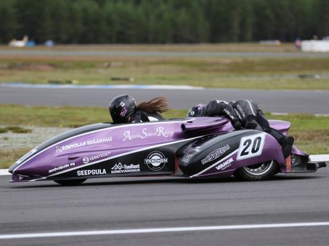 Mimi Sidecar Racing Minna Rantala/Mia Karjalainen pääsivät keskittymymään ajamiseen, pyörän remontoinen sijasta. Kuva: Harjukuvat