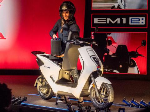 Honda EM1 e: sähkömopon akkujen vaihto on todella helppoa, ja akun voi ladata kotona tai vaihtaa julkisessa latausasemassa.