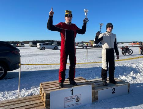 JR A250-luokan podiumilla päivän ensimmäisen kilpailunsa voittanut Ossi Rantala ja toiseksi tullut Arthon Alanne.