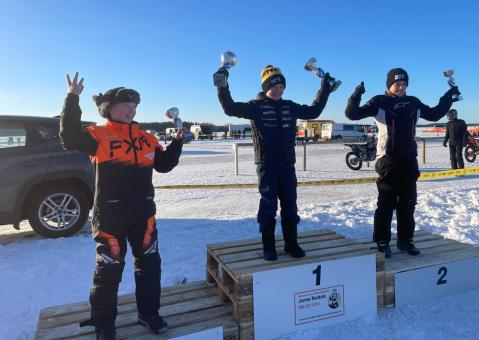 JR Junior-luokan toisen lähdon podiumille nousivat Niko Hatva (vas.), Aatos Pirttinen ja Mauno Keskikallio.