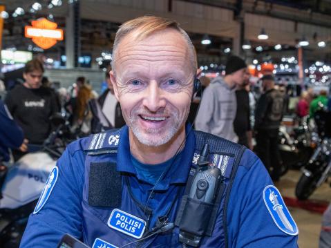 Komisario Kimmo Järvinen luotsaa suomalaista moottoripyöräpoliisikoulutusta.
