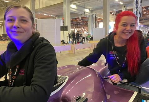 Mimi Sidecar Racing Team: Minna Rantala ja Mia Karjalainen.