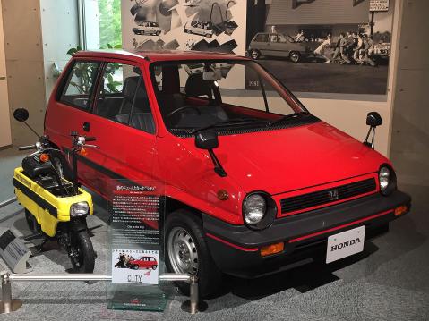 Ne alkuperäiset Honda City ja Motocompo näytillä Honda Collection Hallissa Motegissa. Kuva: Wikimedia Commons / Hideya.