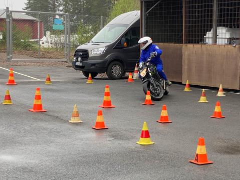 Mp-poliisikoulutus painottaa turvallista ajamista ja moottoripyörän käsittelyn osaamista kaikissa olosuhteissa.