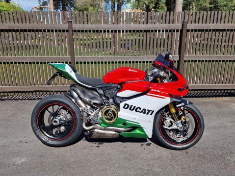 Jasse lupasi mennä kuvan Ducatilla tänään työvuoroon.