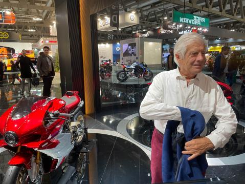 Giacomo Agostini saapui yllättäen tiistaina MV Agustan osastolle. Ensin piti vaihtaa asiaan kuuluva takki ylle.
