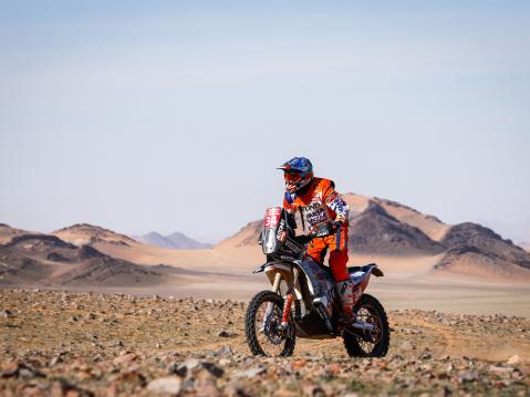 Autonet Motorcycle Teamin Emanuel Gyenes ajamassa KTM:llä Dakarin 9. stagella. Kuva Frederic Le Floc'h.
