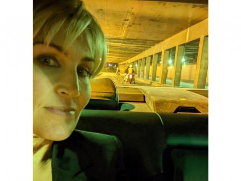 Ansko Pitkänen Netflixin The Crown -tv-sarjan kuvauksissa, jossa hän sijaisti Prinsessa Dianan näyttelijää, Pont de l’Alman tunnelissa tapahtuneen kuolonkolarin onnettomuuskohtauksessa.