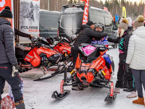 Saga Forsell johtaa naisten SM-sarjaa. Kuva: Jussi Kirmanen/SM-Snowcross tiedotus.