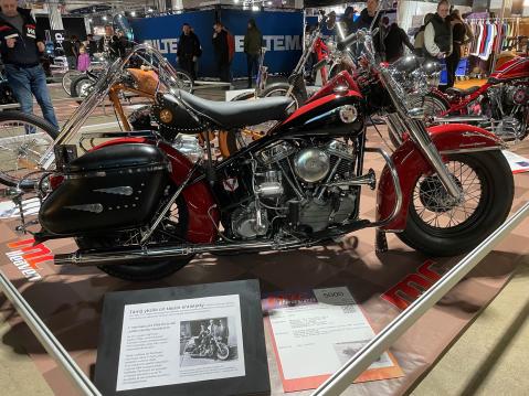 Harley-Davidson Hydra Glide FLH1200 Panhead vm.1957 Omistaja: Eku Uusitalo Pyörä entisöity jäljittäen Elvis Presleyn vuonna 1957 tehtaalta saamaansa pyörää.