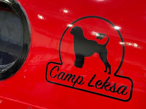 Camp Leksa. Vaunun nimi tulee Mattilan koiran mukaan. Koira asuu vaunussa ajon aikanakin.