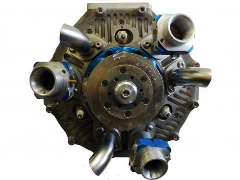 Duke Enginesin aksiaalimoottori pako- ja imusarjojejn puolelta.