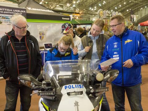 Vasemmalta: tuntematon näyttelyvieras sekä Riina, Sari ja Jarmo Sari Parviainen. Poliisimoottoripyörä on kiinnostava eksoottisinen laitteistoineen.