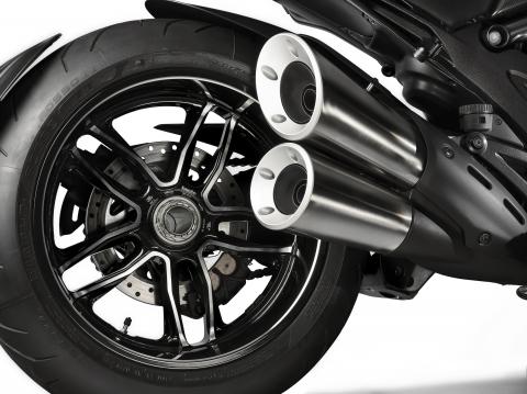 Ducati Diavel Carbon vuosimallia 2016.