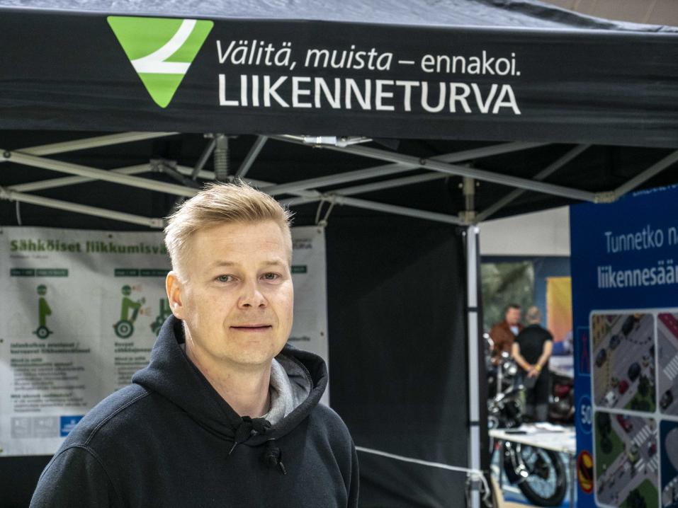 Liikenneturvan Erkka Savolainen on huolissaan siitä, miten ihmiset ajavat sähköpotkulaudoilla.