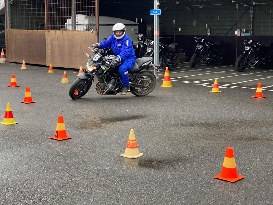 Moottoripyöräpoliisikokelas treenaamassa kahdeksikkoa Räyskälässä.
