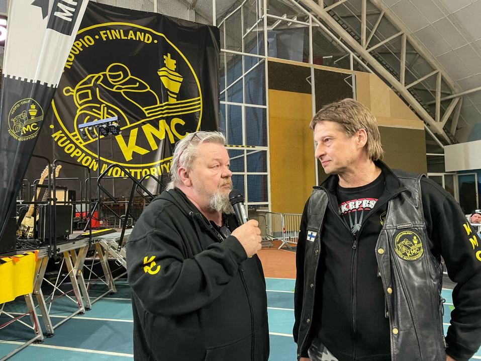 Kuopion Moottoripyöräclubin puheenjohtaja Pentti Koistinen (kuvassa oikealla) ja tapahtuman kuuluttaja Kari Salmela kertomassa Mp-näyttelyn ennätyskävijämäärästä.