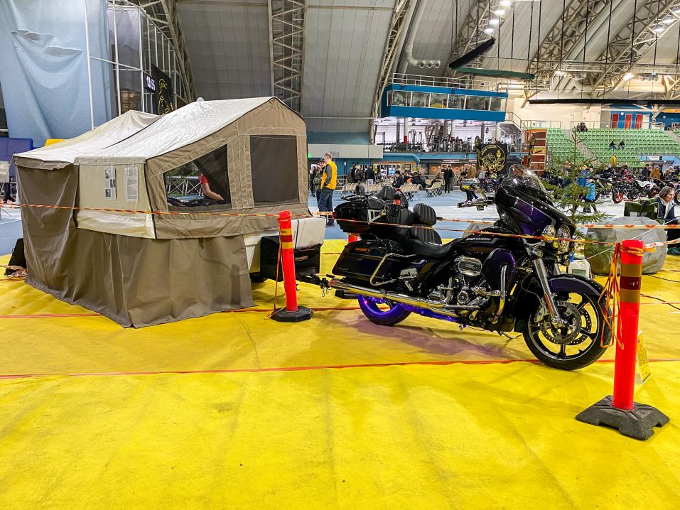 Komea Harley-Davidson veturi ja Kompact Kamp Mini Mate Camper -telttaperävaunu pystytettyinä Kuopion Mp-näyttelyssä.