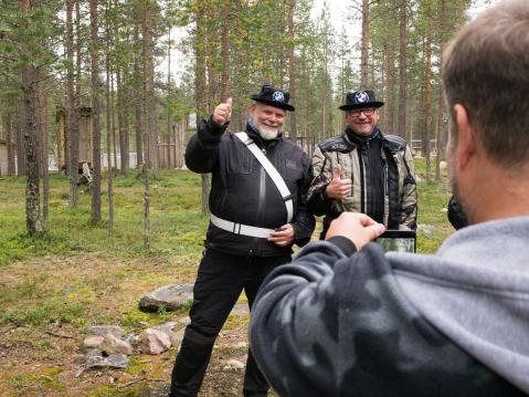 Paikalla oli myös ilmeisesti Bemareilla matkassa olleita motoristeja.