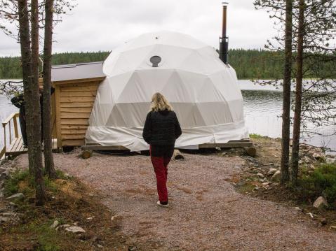 Aurora Dome -luksusteltta ulkoa. Huomaa sijainti järven rannalla.