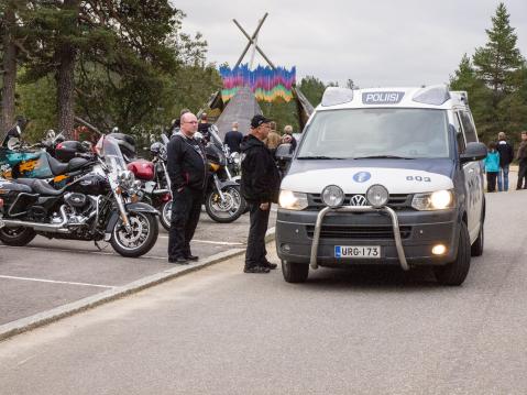 Poliisikin kävi juttelemassa porukoiden kanssa.