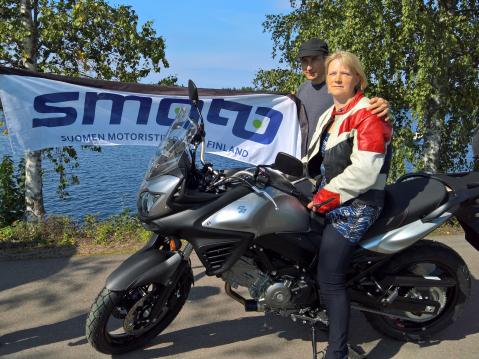 Kuvassa voittopyörällä kotimatkalle valmistautumassa Sirkku ja Jari Elo.