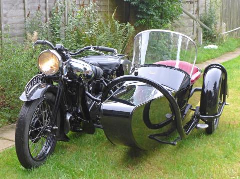 1937 Brough Superior 1096cc sivuvaunulla.