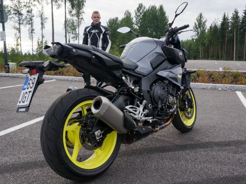 Yamaha MT-10 ja testikuljettaja Joonas Tikkanen.  Kuva Mika Mäenpää.