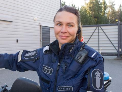 Minna Kastrénin mielestä mp-poliisikoulutuksen pääsykoevaatimukset ovat asialliset, sillä kovaa kuntoa tarvitaan itse koulutuksen aikana.
