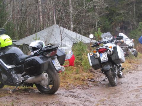 Pystymettään Pohjois-Savoon oli uskaltautunut yli 100 motoristia. 