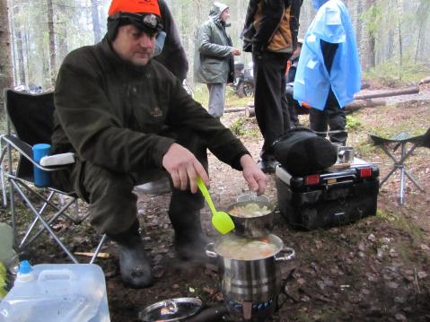 Raimo Ryhtä hämmentää lihakeittoa Forssan Matkamotoristien leirissä.