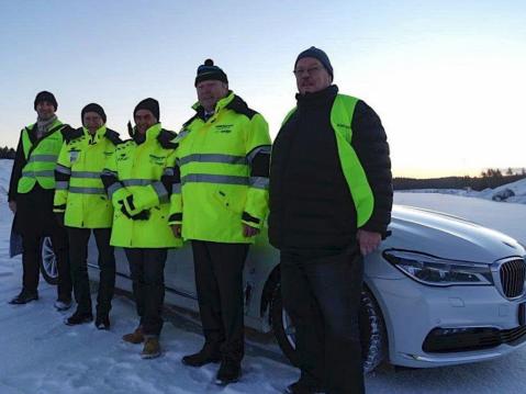 KymiRingin tarkastus tehtiin ensikertaa lumisissa maisemissa. Vasemmalta Ilkka Laurila Destia, Timo Pohjola KymiRingin projektipäällikkö, Franco Uncini FIM, Seppo Rossi Geosaimaa ja Tuomas Klaus Arkkisankari.KymiRingin tarkastus tehtiin ensikertaa lumisissa maisemissa. Vasemmalta Ilkka Laurila Destia, Timo Pohjola KymiRingin projektipäällikkö, Franco Uncini FIM, Seppo Rossi Geosaimaa ja Tuomas Klaus Arkkisankari.