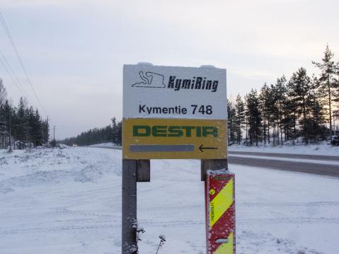 Kymi Ringin radasta kertoo tällä hetkellä vain pieni kilpi tien varrella.