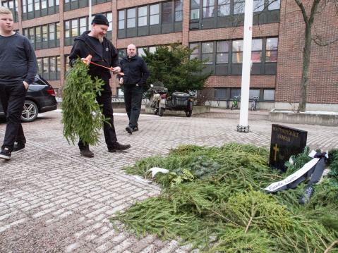 Aki Salmijärvi toi omat havunsa kekoon.