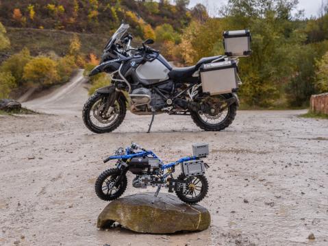 BMW R 1200 GS Adventure: alkuperäinen oikea malli ja sen Lego-malli.