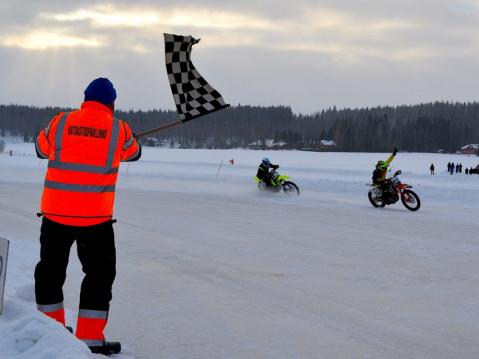 Ville Jauhiainen tuuletti JR Lites A -luokan erävoittoaan jo ennen ruutulippua. Kuva: Nita Korhonen