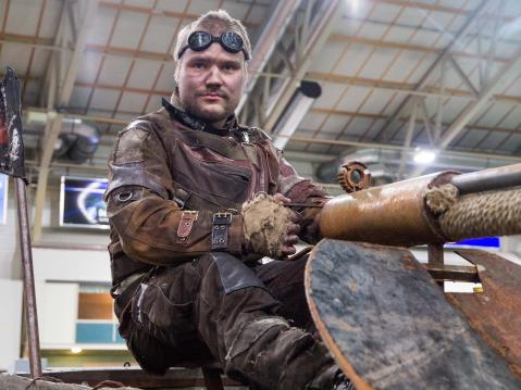 Skenaario oli tosi vakuuttava vaatetusta myöten, kuten näkyy Peltotuvankin asusta.