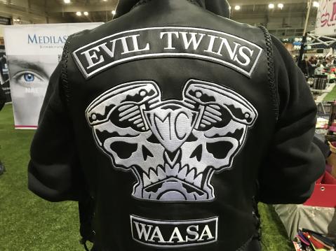 Evil Twins, Waasa.